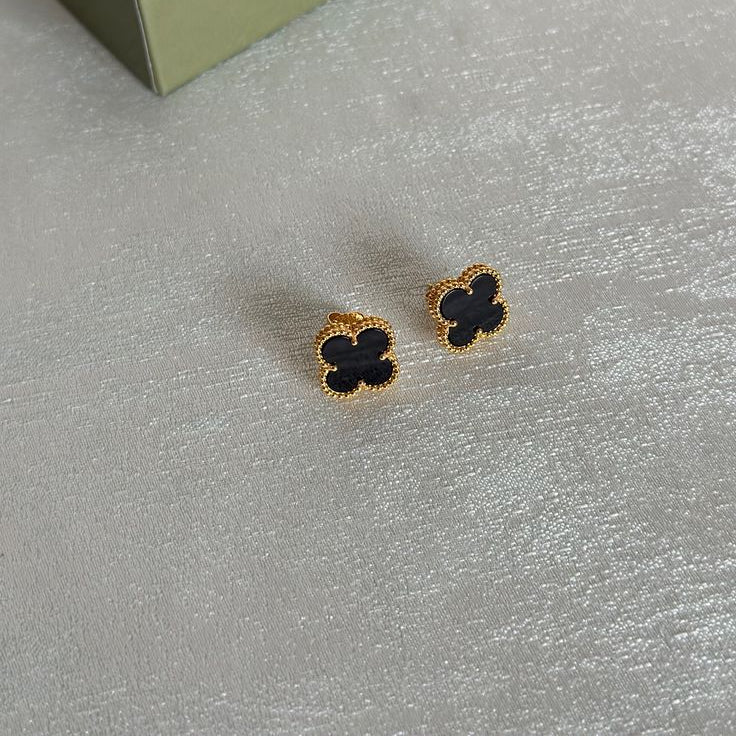 Clover Örhängen Svart