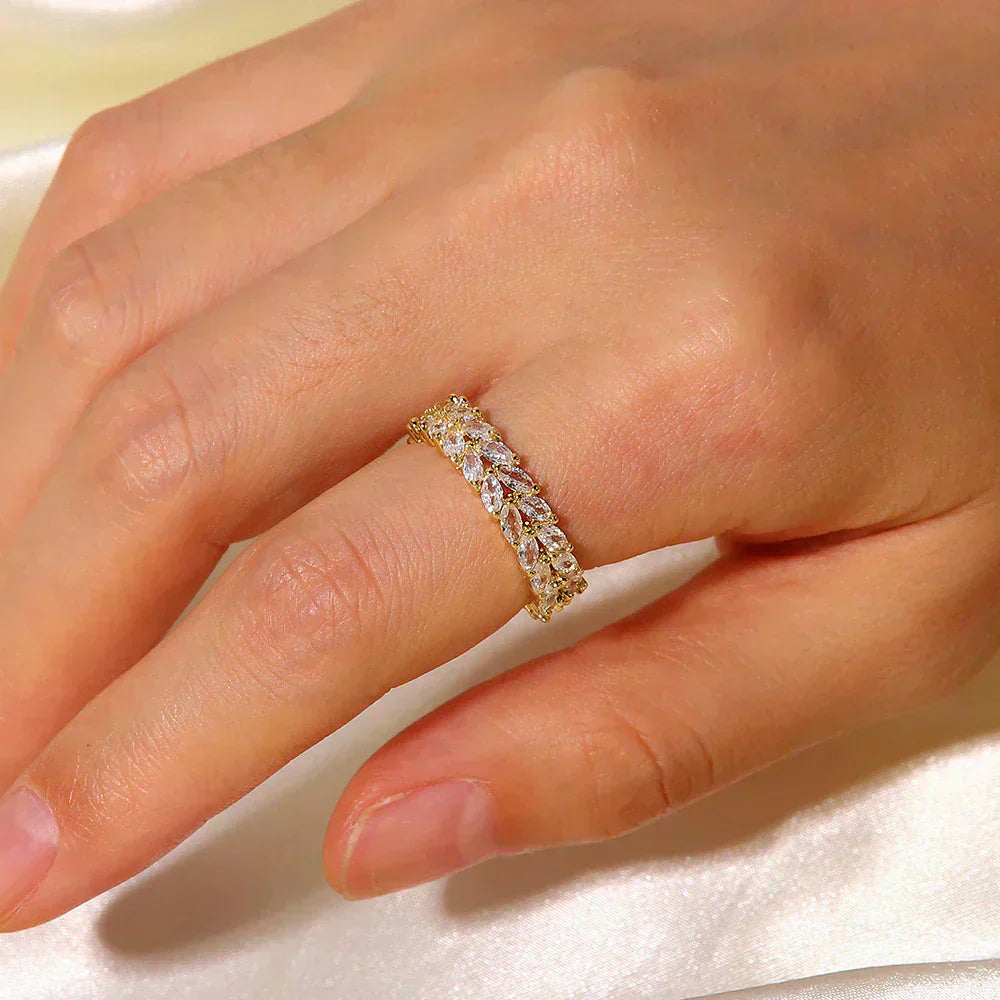 Clarisse Mönstrad Guld Ring