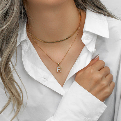 Fiona Lagrad Guld Initial Bokstavshalsband